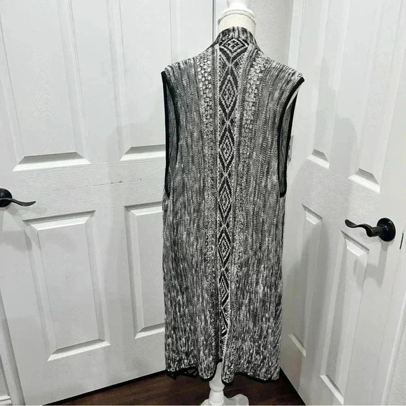 Absolutely Famous plus size, sleeveless, open front, open knit, sweater - Picture 3 of 11